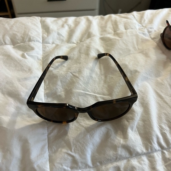 Stylish Tortoise Shell Sunglasses - Picture 2 of 3